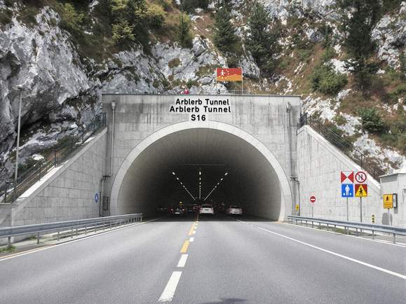Arlberg Straßentunnel S16 in Österreich